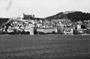 Sibenik: Gesamtbild der Stadt mit Fort Subicevac, vom Schiff