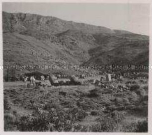 Wehrmachtssoldaten, Erbeutetes englisches Proviant- und Munitionslager in der Souda-Bucht