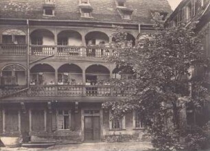 Wohnhaus. Hof