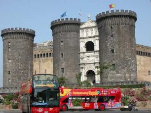 Neapel - Castel Nuovo : Rundfahrtbusse vor dem Castel Nuovo. Aufgenommen in Neapel am 24. Juli 2004