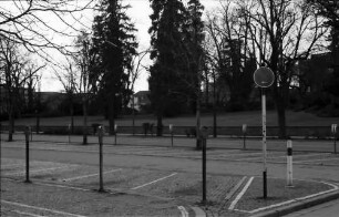 Freiburg: Leere Parkplätze und Uhren vor dem Colombi Hotel