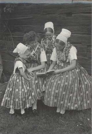 Festtracht aus Seidewinkel : Kleidung - Hoyerswerdaer Tracht. Ort: Židźino / Seidewinkel. Hoyerswerdaer Festtracht. (Tracht ohne Kappe ist unvollständig, wird aber heute so getragen.)
