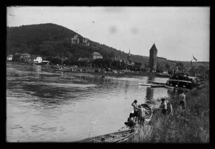 Blick vom linken Tauberufer in Richtung Mainspitze und Burg, viele Personen an der Mainspitze
