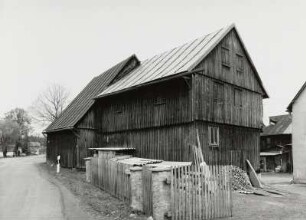 Bad Brambach-Raun. Vierseithof, Dorfstraße 40 : Bad Brambach-Raun (Vogtlandkreis). Vierseithof (Zwillingshof), Dorfstraße 40, zwei Scheunen, Straßenansicht