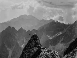 Im Gebirge : Blick über schroffes Gebirge