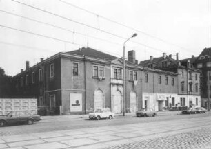 Dresden-Neustadt, Königsbrücker Straße 76. Gaststätte "Aktiv" (Ehem. Deutsche Reichskrone, Damm's Etablissement, Reichsadler, Reichsbanner; 1869, Erweiterung 1873). Straßenansicht mit Saalanbau
