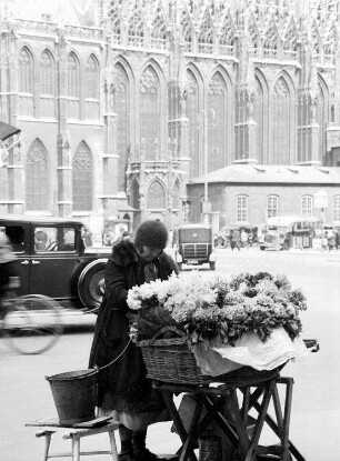 Wien: Stephansdom, im Vordergrund Blumenfrau