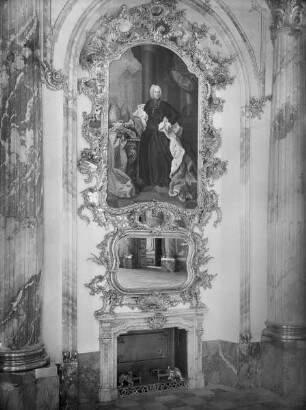 Bildnis des Bauherrn Fürstbischof Friedrich Karl von Schönborn vor dem Nordtrakt der Residenz
