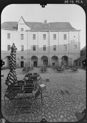 Kohren-Sahlis-Gnandstein. Burg Gnandstein (Baubeginn A. 13. Jh.). Südflügel. Ansicht über den Großen Burghof