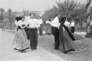 Maibaumwerfen in Panschwitz-Kuckau. : Mejemjetanje w Pančicach-Kukowje.