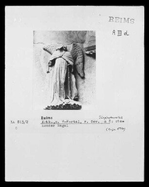 Nördliches Westportal — Südlicher Türpfosten — Sitzende Figur, a 8