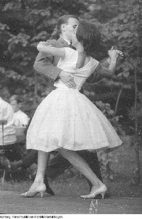 Dresden, Großer Garten?. Tanzvergnügen auf Bühne im Biergarten, 1964