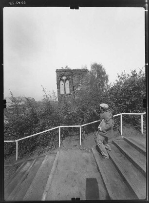 Lübben. Blick über einer Treppe zur Stadtmauer (Feldseite) mit Weichhaus (sog. "Trotzer")