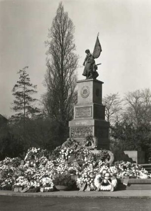 Ehrenmal der Sowjetarmee : Dresden. Platz der Einheit, Ehrenmal der Sowjetarmee (Otto Rost, 1945)