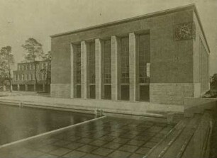 Große Turnhalle mit Schwimmbecken