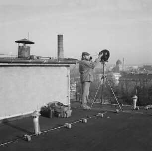 Fotograf der Deutschen Fotothek bei Stadtaufnahmen von erhöhtem Standort : Der Fotograf der Deutschen Fotothek, Siegfried Bregulla, auf dem Dach des Schwesternwohnheims beim Anfertigen von Stadtbildern. Blick nach Osten gegen Yenidze.