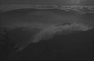 Belchen: Nebelmeer hinter dem Belchen, brandet gegen den Hochkelch