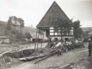 Unwetterkatastrophe im Osterzgebirge am 8./9. Juli 1927. Zerstörte Häuser in Schönwald (heute Petrovice-Krásny Les). Ansicht mit beginnenden Aufräumarbeiten