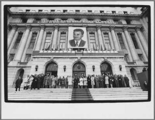 Menschengruppe vor dem ZK-Gebäude, Bukarest