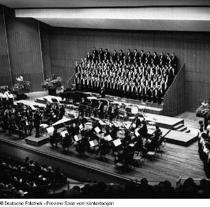 Neuer Chor Dresden unter Chorleiter Manfred Winter. Konzert anläßlich des 20jährigen Jubiläums mit der Jenaer Philharmonie im Kulturpalast Dresden (Moderatorin Traute Richter)