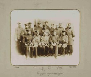 Generalstabsreise des Korps 1902, siebzehn Offiziere teils stehend, teils sitzend, in Uniform teilweise mit Mütze, Bilder vorwiegend i n Halbprofil