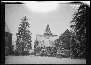 Montaigu (Dep. Aisne, Frankreich): Kirche im Schnee (Rückansicht)
