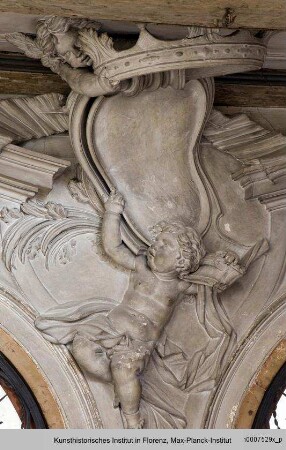 Putti mit Krone und Kartusche