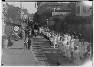 Primizfeier Brugger in Sigmaringendorf 1936; Prozession; im Vordergrund weißgekleidete Mädchen, dahinter Ministranten, danach Geistlichkeit