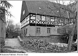 Klipphausen-Scharfenberg, Pfarrweg (ehem. Naustadt 21). Pfarrhof (Südbau 17. Jh., Ostbau 18. Jh.). Südbau