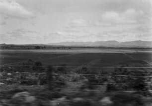 Landwirtschaft : Landwirtschaftliche Anbauflächen am Fuße eines Gebirges in Brasilien.