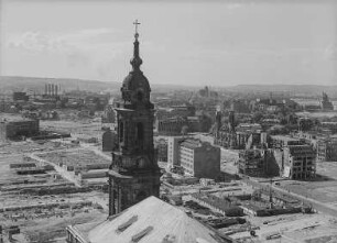 Dresden-Altstadt. Blick vom Rathausturm über die Kreuzkirche und die Baustelle am Altmarkt nach Westen gegen Dresden-Friedrichstadt