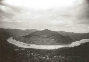 Böhmisches Mittelgebirge. Blick vom Dubitzer Kirchlein über die Elbe nach Osten zum Deblikberg (Deblík, 459 m)