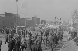 Besucher auf dem Messegelände, links Halle VIII für Ungarn und Polen