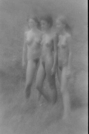Čičmany. Akt-Pleinair 1980. Drei auf einer Wiese stehende junge Frauen