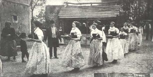 Hochzeit in Wittichenau : Gesellschaftliche Volkskultur - Sitten im Laufe des menschlichen Lebens - Hochzeit. Ort: Kulow / Pfarrgemeinde Wittichenau. Mädchen beim Auftragen der Speisen zur Hochzeit.