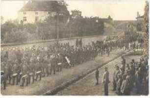 Trauerzug deutscher Soldaten, mit Sarg