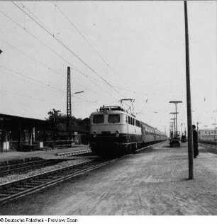 Elektrische Schnell-und Güterzuglokomotive E 10253 der Deutschen Bundesbahn (DB). 5300 PS, 130 km/h, 1952. Mit einem D-Zug auf einem Bahnhof
