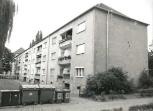 Dresden-Trachau. Wohnsiedlung der Gewobag (1928/um 1935; H. Richter). Wohnhaus, Aachener Straße 19/13. Hofansicht mit Mülltonnen