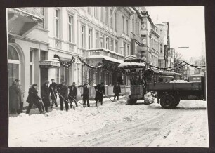 Lange Straße, Schneeräumen vor dem Hotel Kassberg. Detmold.