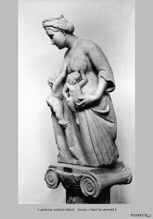 Die theologischen Tugenden : Caritas (vom Ostportal des Baptisteriums)