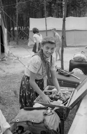 Pionierrepublik "Ernst Thälmann" in Wuhlheide : Mädchen beim Packen eines Koffers