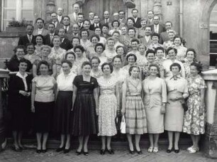 Gruppenbild zur Silbernen Konfirmation am Treppenaufgang vor dem Portal des Tuchmacherhauses