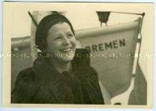 Dame an Bord des Hochseepassagierdampfers "Bremen"