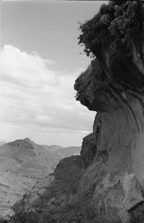 Beim Aufstieg : Blick auf eine steile Felswand