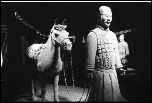 Basel: Kaufhaus Rheinbrücke, Die Grabarmee des ersten Kaisers von China, Terrakottafiguren, gepanzerter Offizier mit Pferd