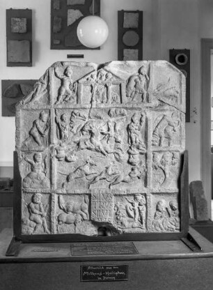 Doppelseitiges Mithrasrelief — Vorderseite: Mithras als reitender Bogenschütze, umrahmt von Szenen der mithräischen Mythologie