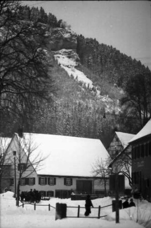 Egesheim/Heuberg: Dorfstraße mit Felsblock, mit Schulkindern
