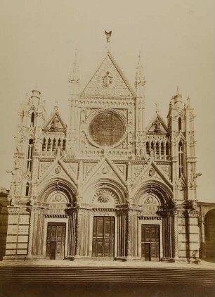Hauptfassade des Doms von Siena