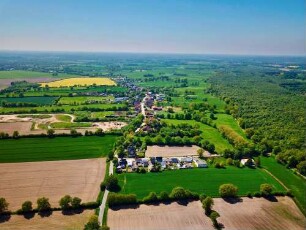 Nienwohld: Luftbild in Richtung Westen: rechts Nienwohlder Moor, links blühendes Rapsfeld