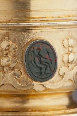 Intaglio auf Deckelpokal mit sitzendem Merkur, 16./17. Jh.